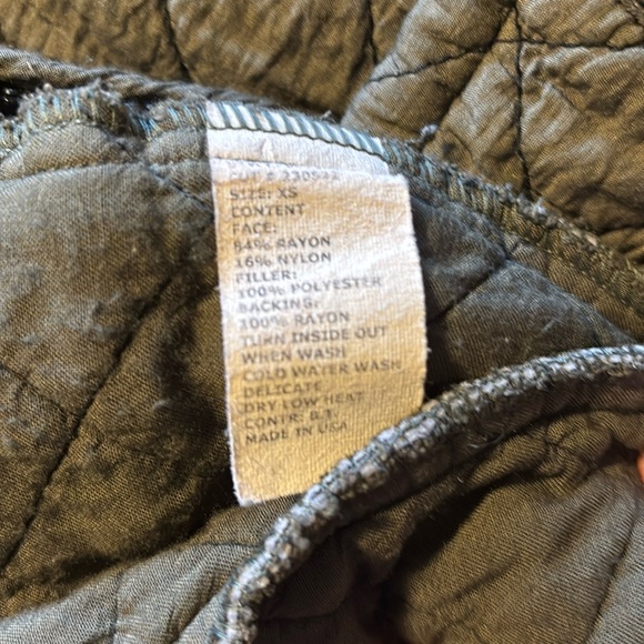 Cut Loose Army Green Quilted Vest XS Lightweight Tencel Spring or Fall Layer EUC - Picture 4 of 5